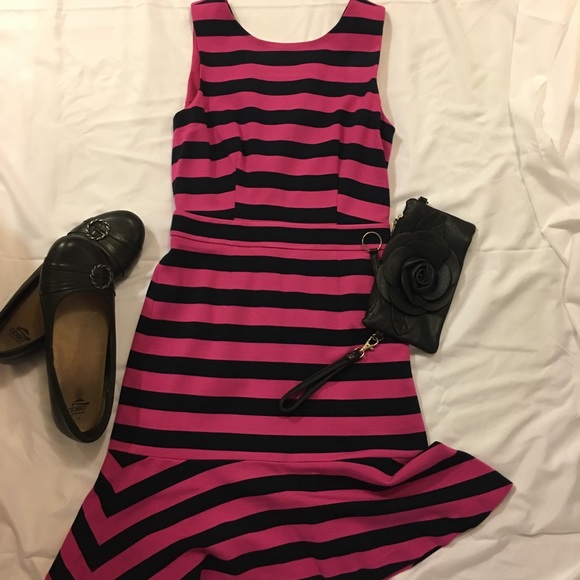 Banana Republic Pink and Navy Flounce dress EUC - Picture 2 of 7